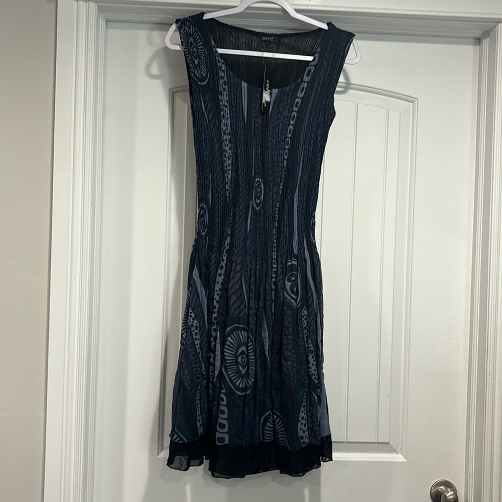 Veeca Crinkle Dress Black Sleeveless Size M Exposed Contrast Stitch Detail.